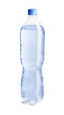 Beyaz zemin üzerinde su olan plastik şişe.