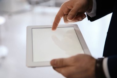 İşyerinde, closeup el dijital tablet kullanarak iş adamı. Mockup tasarım için