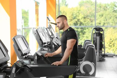 Spor salonunda treadmill güçlü genç adam