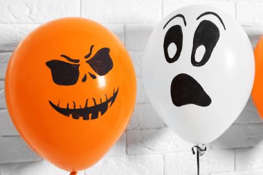 Beyaz duvara karşı Cadılar Bayramı partisi için renk balonlar