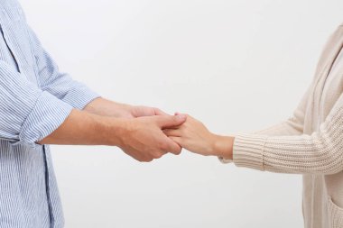 Adam kadının elele açık renkli. Kavramı destek ve yardım