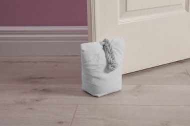 Ahşap kapı evde tutan doldurulmuş çanta