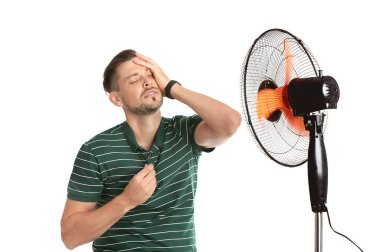 Adam ısı renk arka plan üzerinde fan önünde ferahlatıcı