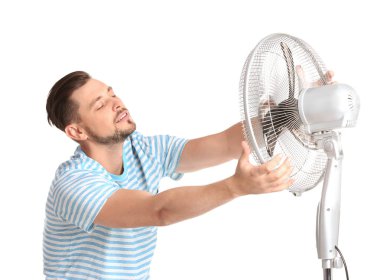 Adam ısı renk arka plan üzerinde fan önünde ferahlatıcı