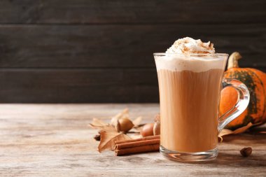 Cam fincan lezzetli kabak spice latte ahşap tablo ile. Metin için yer
