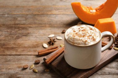 Fincan lezzetli kabak spice latte ve ahşap masa üzerinde metin için yer