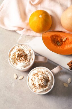 Lezzetli kabak spice latte gri arka plan üzerinde bardak ile düz yatıyordu kompozisyon