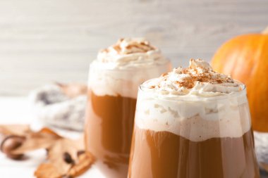 Tablo, closeup lezzetli kabak spice latte ile cam
