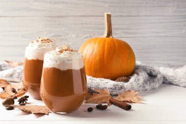 Ahşap masa üzerinde lezzetli kabak spice latte ile gözlük. Metin için yer