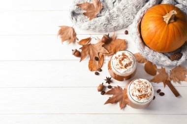 Gözlüklü lezzetli kabak spice latte ve ahşap arka plan üzerinde metin için yer düz yatıyordu kompozisyon