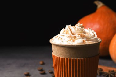 Kağıt bardak lezzetli kabak spice latte gri masada, closeup metin için yer ile
