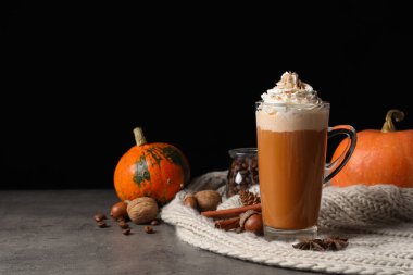Cam fincan lezzetli kabak spice latte gri tablosundaki ile. Metin için yer