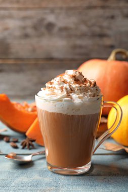 Cam fincan lezzetli kabak spice latte ahşap tablo ile