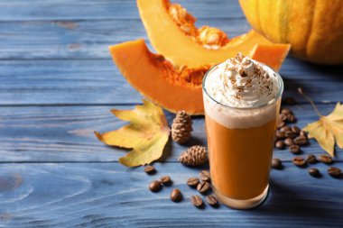 Cam ahşap masa üzerinde lezzetli kabak spice latte ile. Metin için yer