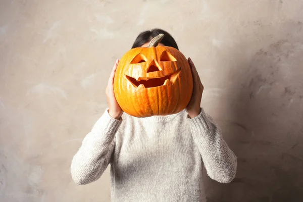 Vrouw Met Halloween Pompoen Hoofd Hefboom Lantaarn Tegen Een Achtergrond — Stockfoto