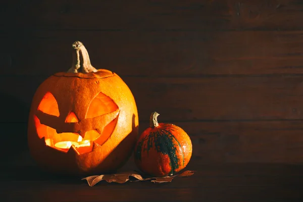 Halloween Abóbora Cabeça Jack Lanterna Mesa Contra Fundo Madeira Com — Fotografia de Stock