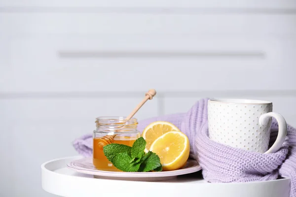 Xícara Com Chá Quente Limão Mel Mesa — Fotografia de Stock