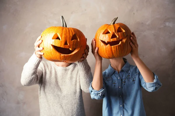 Mulheres Segurando Halloween Abóbora Cabeça Jack Lanternas Contra Fundo Cor — Fotografia de Stock