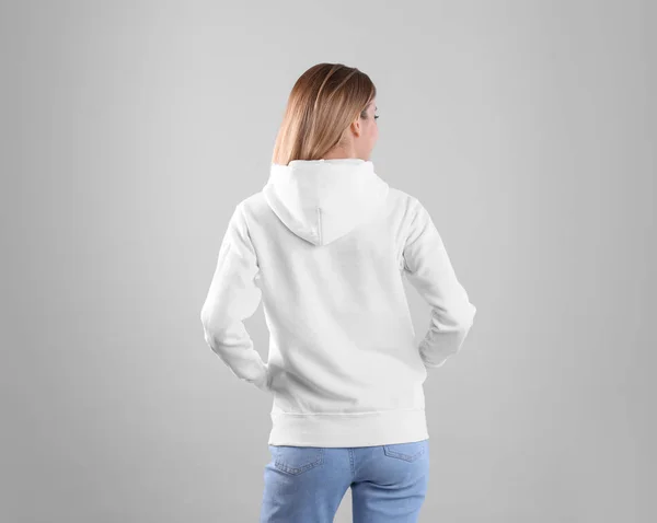 Vrouw Hoodie Trui Lichte Achtergrond Ruimte Voor Design — Stockfoto