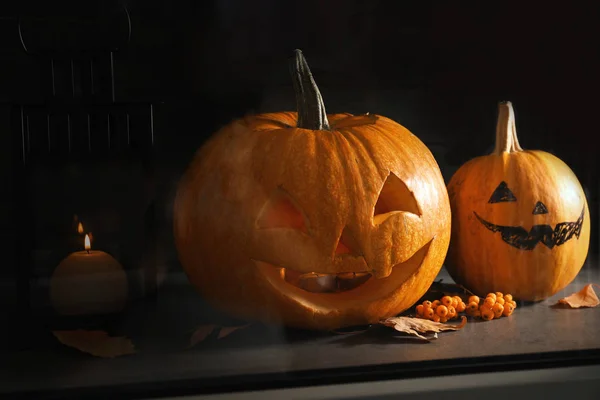 Cabeças Abóbora Halloween Lanternas Jack Peitoril Janela Vista Através Vidro — Fotografia de Stock