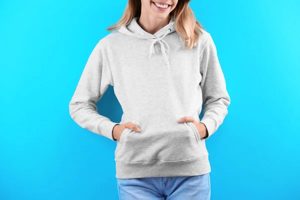 Vrouw Hoodie Trui Lichte Achtergrond Ruimte Voor Design — Stockfoto