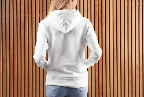 Vrouw Hoodie Trui Houten Achtergrond Ruimte Voor Design — Stockfoto