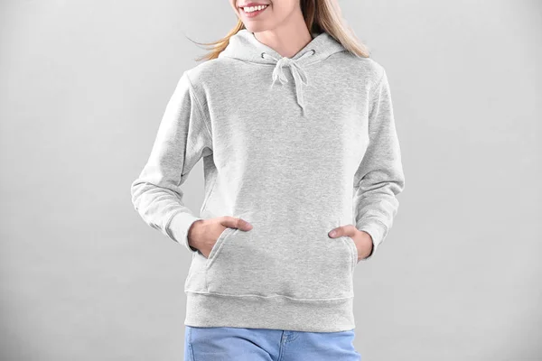 Vrouw Hoodie Trui Lichte Achtergrond Ruimte Voor Design — Stockfoto