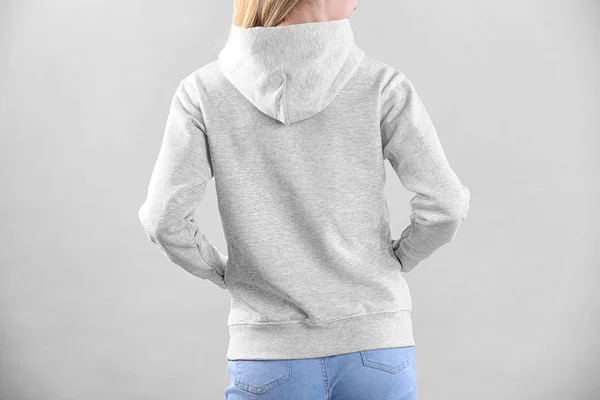 明るい背景上パーカー セーターの女 デザインのためのスペース — ストック写真