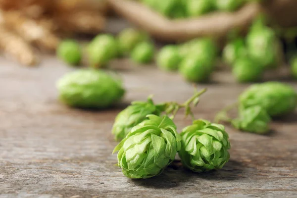 Verse Groene Hop Houten Tafel Bierproductie — Stockfoto