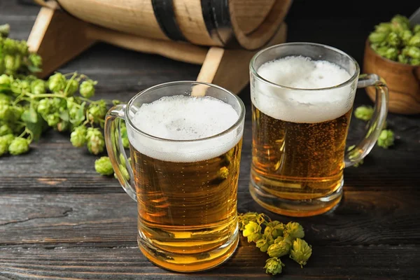 Composition Tasty Beer Fresh Green Hops Wooden Table — Stock Photo, Image