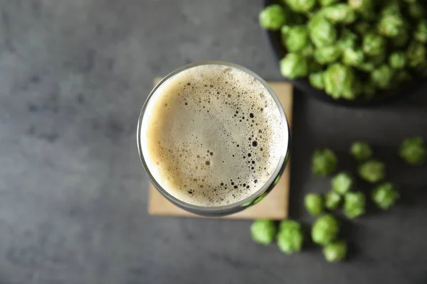 Flache Lagekomposition Mit Schmackhaftem Bier Und Frischem Grünen Hopfen Auf — Stockfoto