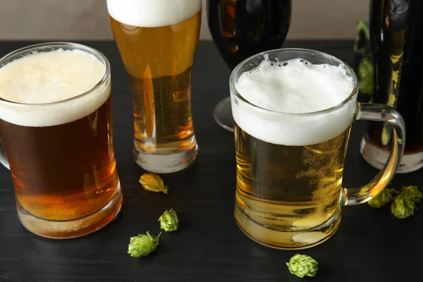 Composition Tasty Beers Fresh Green Hops Table — Stock Photo, Image