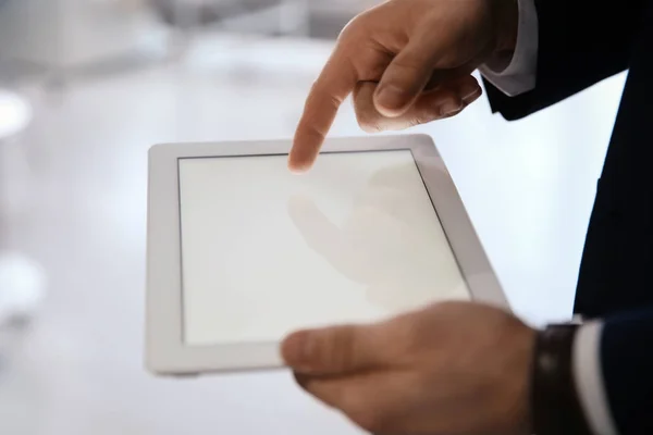 Homme Affaires Utilisant Une Tablette Numérique Sur Lieu Travail Gros — Photo