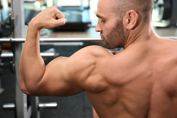 Fuerte Joven Levantando Barra Gimnasio —  Fotos de Stock