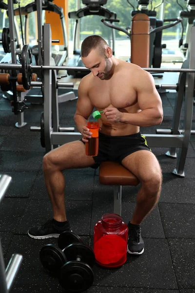 Fuerte Joven Levantando Barra Gimnasio —  Fotos de Stock