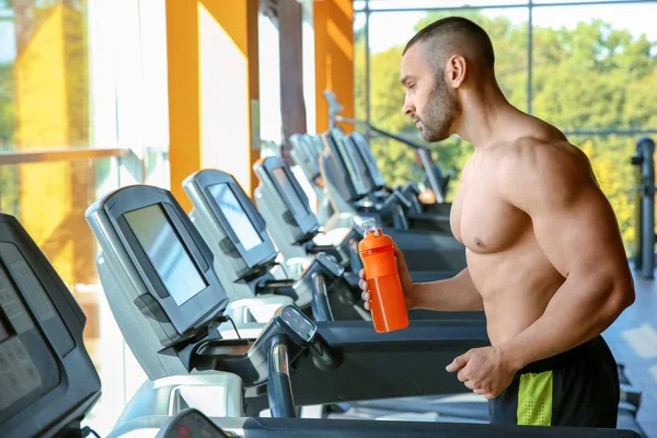 Porträtt Atletisk Man Med Protein Shake Löpbandet Gymmet — Stockfoto