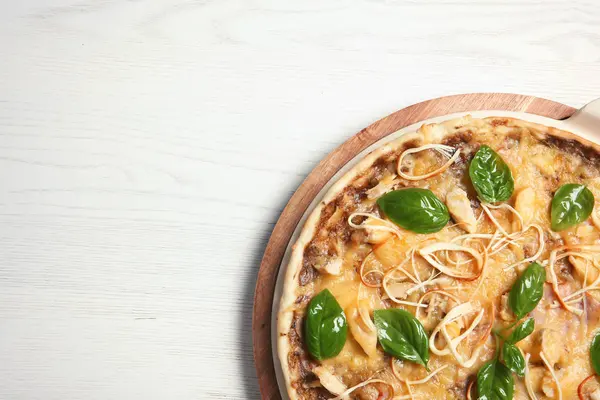 Bord Met Heerlijke Zelfgemaakte Pizza Ruimte Voor Tekst Houten Achtergrond — Stockfoto