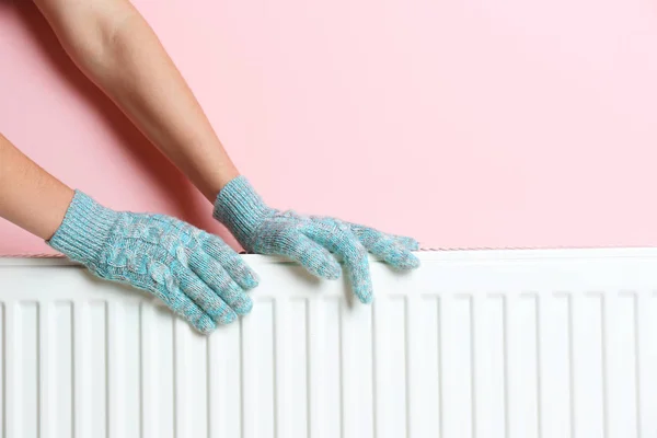 Wanita Dalam Sarung Tangan Pemanasan Tangan Pada Radiator Pemanasan Dekat — Stok Foto