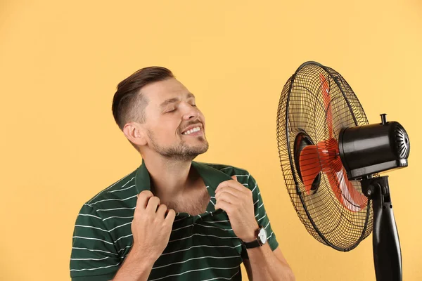 Man Refreshing Heat Front Fan Color Background — Stock Photo, Image