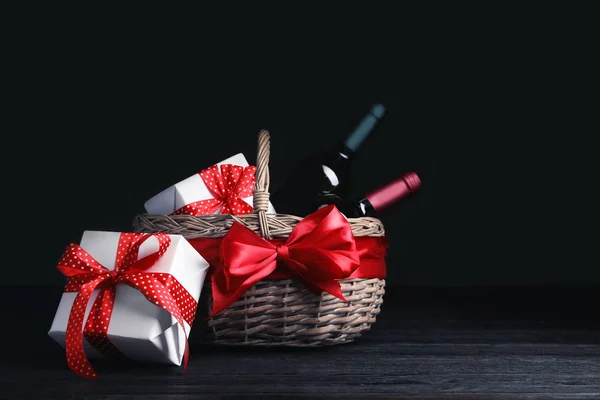 Cesta Festiva Con Botellas Vino Regalos Sobre Mesa Sobre Fondo — Foto de Stock