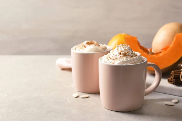 Koppar Med Välsmakande Pumpkin Spice Latte Grå Bord Utrymme För — Stockfoto