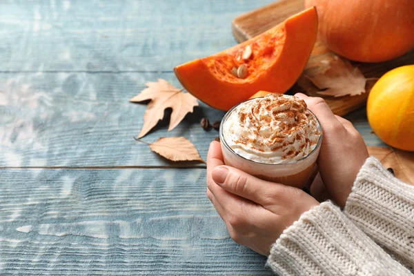 Kobieta Trzyma Szklanki Latte Tasty Spice Dyni Drewnianym Stole Zbliżenie — Zdjęcie stockowe