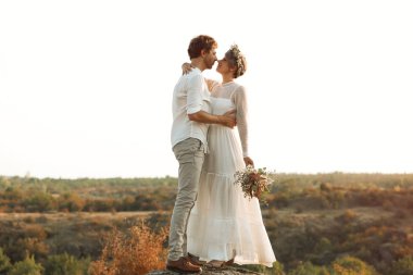 Güzel alan buket açık havada ile mutlu yeni evliler