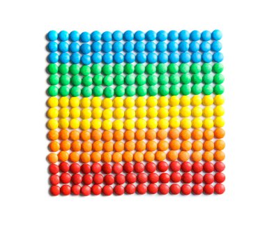 Beyaz arka planda, üstten görünüm lezzetli renkli şekerler