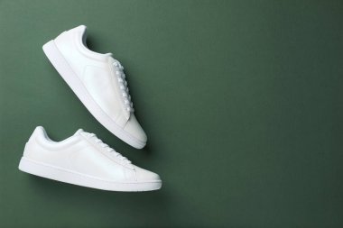 Düz renkli arka plan üzerinde ayakkabı yatıyordu. Metin için yer