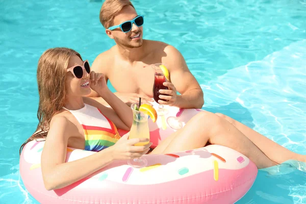 Junges Paar Mit Cocktails Pool Sonnigem Tag — Stockfoto