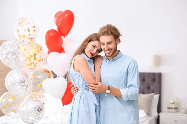 Junges Paar Mit Luftballons Schlafzimmer Feier Zum Valentinstag — Stockfoto