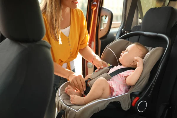 Mutter Befestigt Baby Kindersitz Auto — Stockfoto