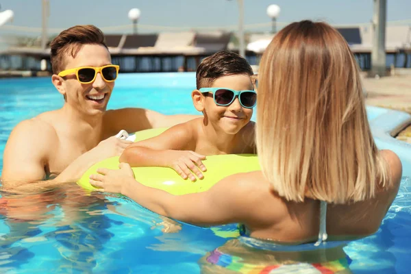 Bonne Famille Dans Piscine Par Une Journée Ensoleillée Plein Air — Photo