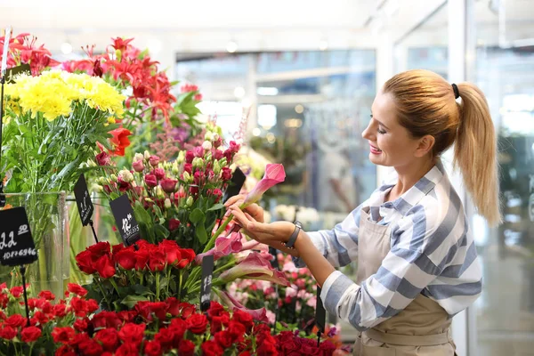 Hermosa Floristería Femenina Trabajando Floristería — Foto de Stock